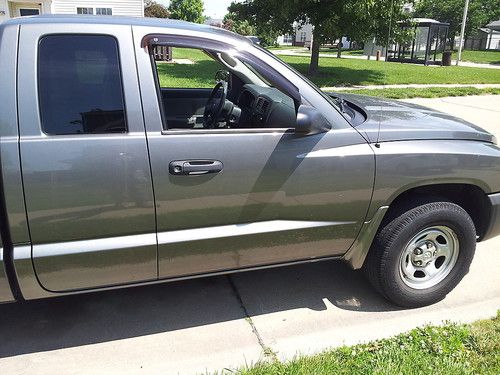 Dodge dakota 2007 pickup bed liner &amp; cover great condition low mile under book $