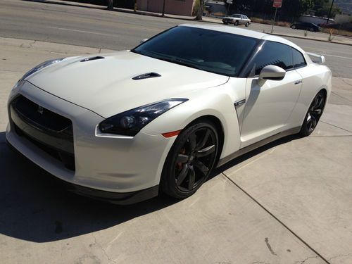 2010 nissan gt-r premium coupe 2-door 3.8l pearl white