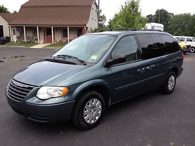 No reserve 2006 chrysler town &amp; country super clean like new tires runs perfect