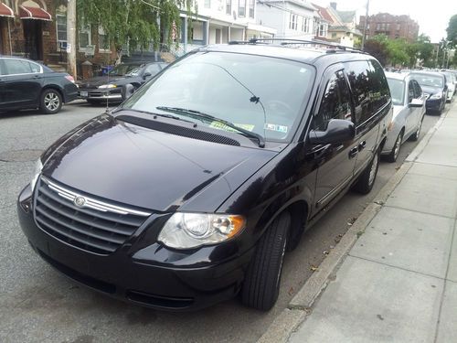 2007 chrysler town &amp; country touring-extra clean-stow n go seats- no reserve !!!
