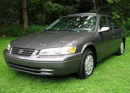 Toyota camry le one owner lo miles garage kept real nice