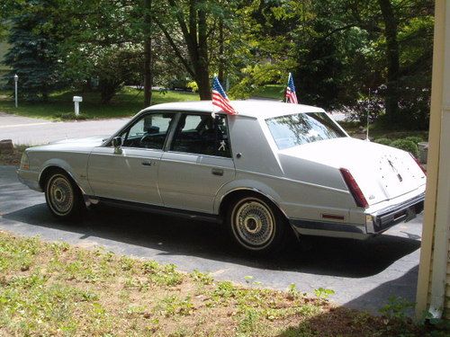 Super nice original 1986 lincoln continental...low milage