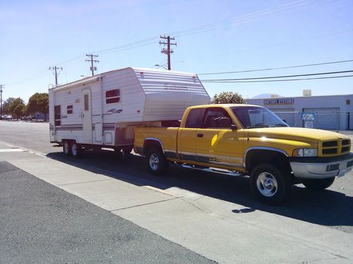 1999 dodge ram 1500 5.9l v8. 4x4 quad cab. loaded.