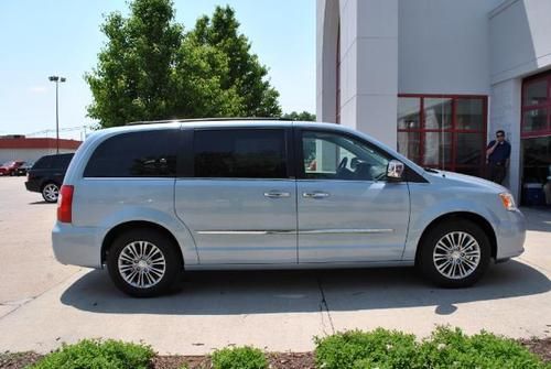 2013 chrysler town &amp; country