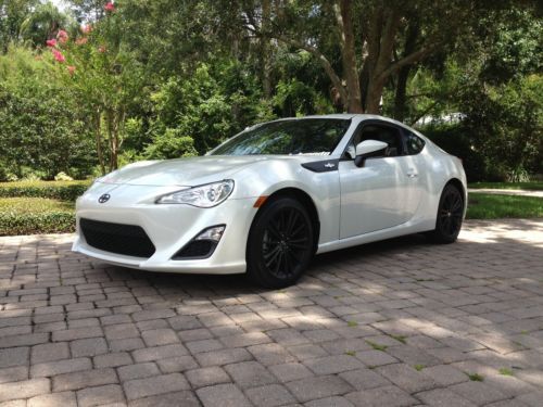 2013 scion fr-s - like new - 4500miles - 6spd - manual - whiteout - never abused