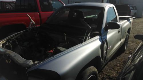 2001 dodge dakota no motor  no idea what mileage is   hood/grill included