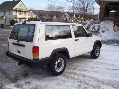 2000 cherokee      rare hard fine two door super clean 4 x 4 automatic