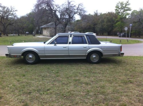 1983 linconl town car in perfect condition