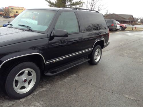 2 dr black tahoe-very good condition