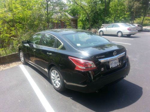 2013 nissan altima base sedan 4-door 2.5l only 4000mile driven, like new