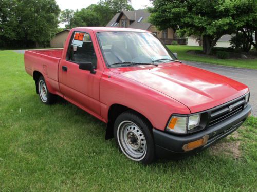 1993 totota pickup rn80l 4x2 22re 5-speed  cloth interior carpeted 93,000 miles