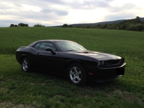 Challenger, black, racing stripes, v6, automatic