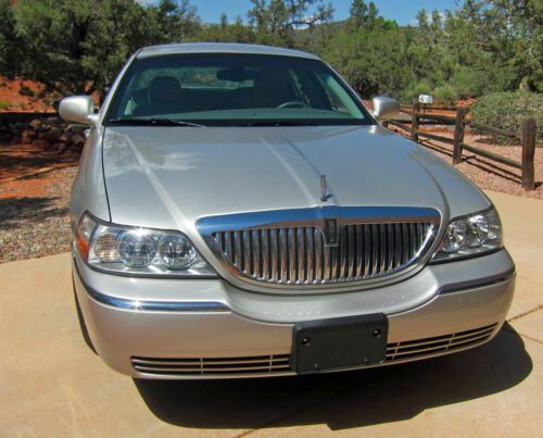 2005 Lincoln Town Car Signature Sedan 4-Door 4.6L, image 2