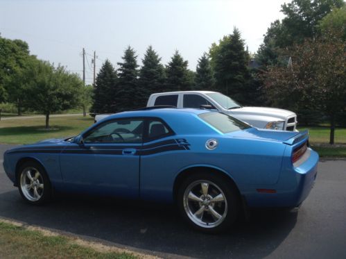 Excellent condition, b5 blue 6 speed manual, leather seats, sunroof