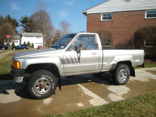 1988 toyota sr5 hilux pickup, 4x4, 5-spd manual, 4 cylinder 22r-e