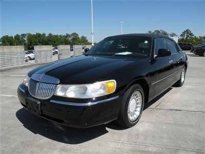 2001 lincoln town car executive series black/black good condition, cc export ok