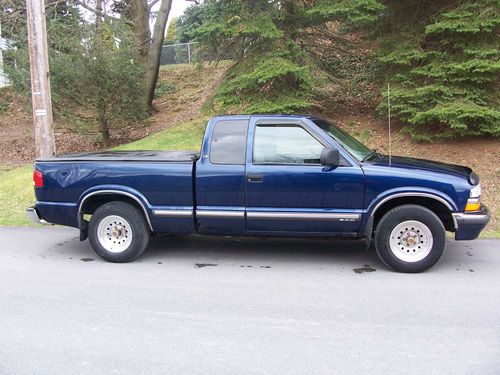 2001 chevy s-10/3rd door/low miles/rear wheel/with extras