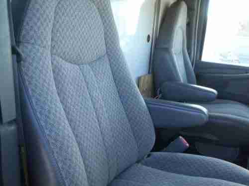 2005 GMC SAVANA CUTAWAY BOX TRUCK, image 2