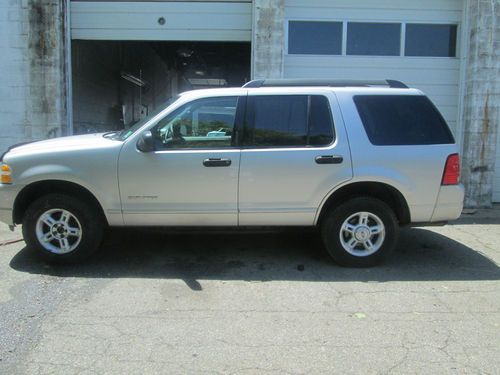 2005 ford explorer xlt--leather; super clean! very low reserve