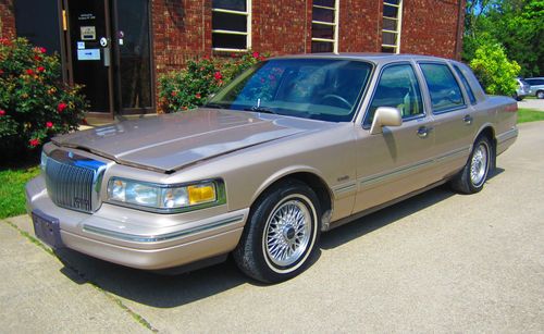 1997 lincoln town car 4.6l v8 gold 4-door executive series sedan - lexington, ky