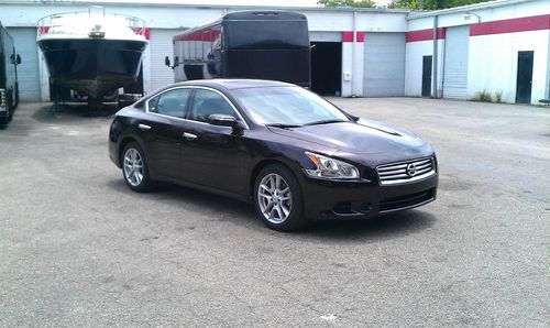 Mint 2013 nissan maxima, low miles, perfect car, has no issues.... no reserve...