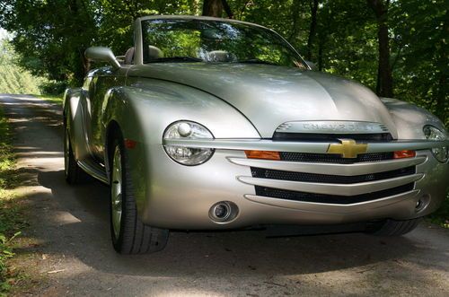 2004 chevrolet ssr convertible 2-door 5.3l great shape!!! low miles!!!