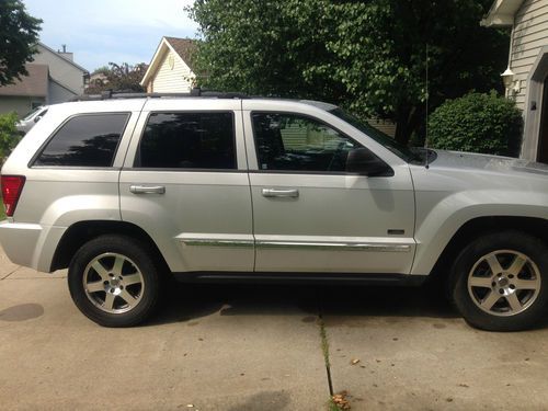 Perfect history! 2009 jeep grand cherokee laredo 4x4 w/ loads of fact upgrades!!