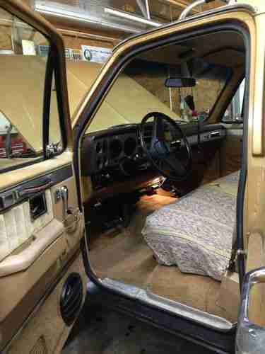 Vintage 4x4 Suburban  4