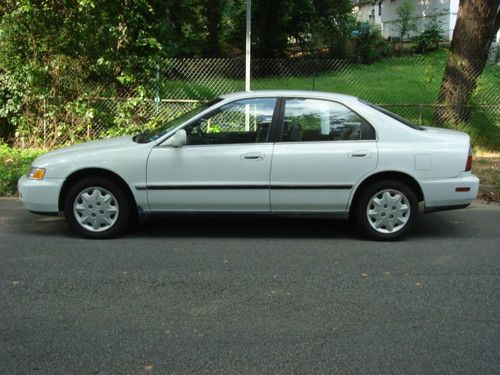 1996 Honda Accord LX Sedan 4-Door 2.2L, 5-speed Manual, runs good, image 3