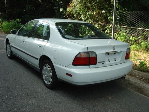 1996 Honda Accord LX Sedan 4-Door 2.2L, 5-speed Manual, runs good, image 4