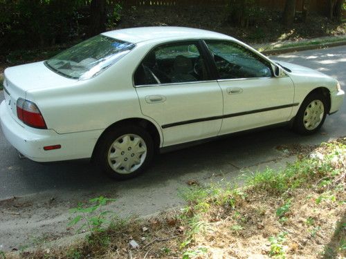 1996 Honda Accord LX Sedan 4-Door 2.2L, 5-speed Manual, runs good, image 5