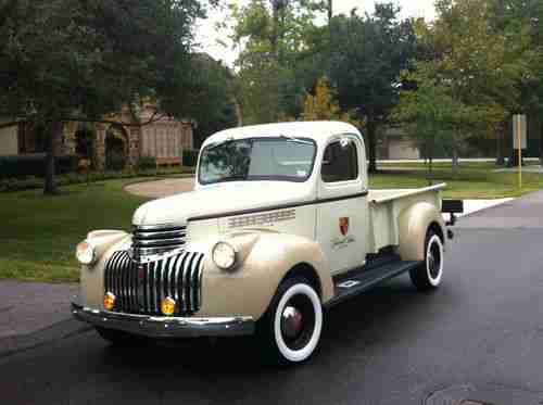 1946 Chevrolet pickup truck, beautifully restored, updated to be a Daily Driver, image 2