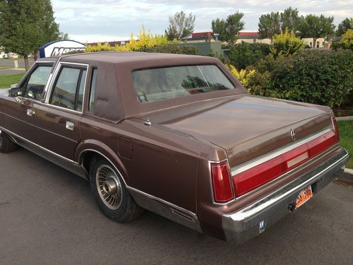1987 Lincoln Town Car Signature Sedan 4-Door 5.0L, Excellent Condition, image 2