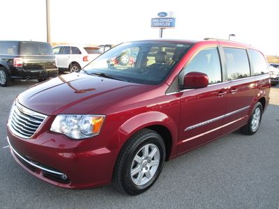 2012 chrysler town and country touring 7 passenger---leather--uconnect