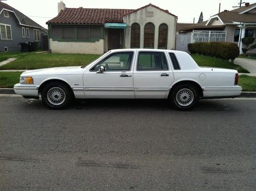 1993 lincoln town car cartier sedan 4-door 4.6l