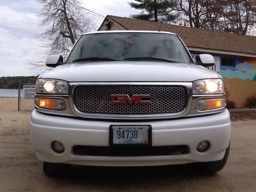 2006 GMC Yukon Denali 4 Door Sport Utility NO RESERVE, image 2
