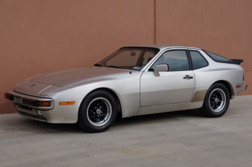 1983 Porsche 944 Coupe Carfax Certified 53K Actual Miles NO RESERVE AUCTION!!!!!, image 2