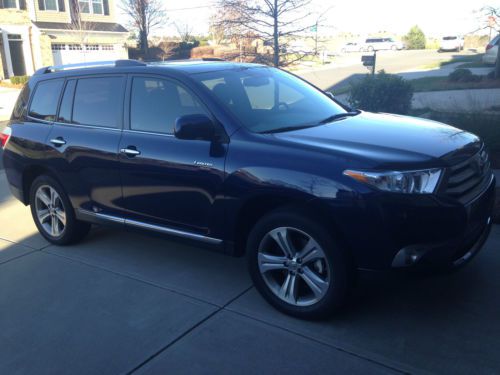 Low mileage 2011 toyota highlander limited 4-door 3.5l fwd metallic blue 1owner