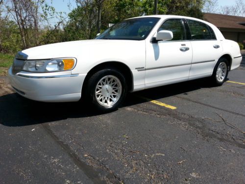1999 lincoln town car signature sedan 4-door 4.6l