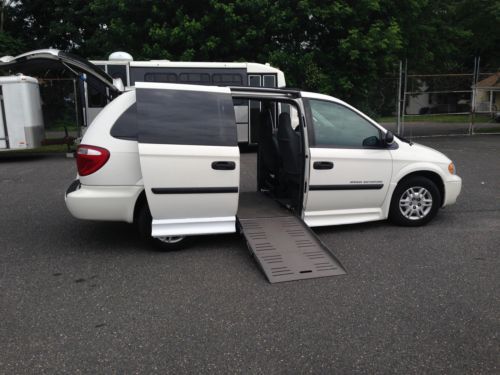 Van  wheelchair handicap dodge grand caravan 2005 side entry braun power ramp