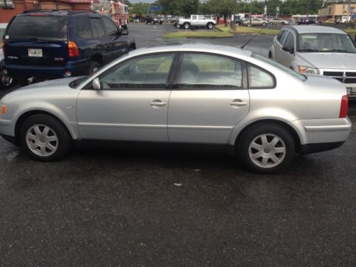 2001 volkswagon passat v6/ heated seats/ rear shade/ no reserve